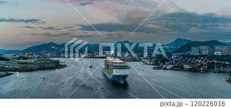 長崎港客船出港(Spectrum of the Seas)女神大橋からの夕景 パノラマ【長崎市】 長崎港客船出港(Spectrum of the Seas)女神大橋からの夕景 パノラマ【長崎市】 120226016