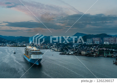 長崎港客船出港(Spectrum of the Seas)女神大橋からの夕景【長崎市】 長崎港客船出港(Spectrum of the Seas)女神大橋からの夕景【長崎市】 120226017