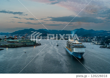 長崎港客船出港(Spectrum of the Seas)女神大橋からの夕景【長崎市】 長崎港客船出港(Spectrum of the Seas)女神大橋からの夕景【長崎市】 120226018