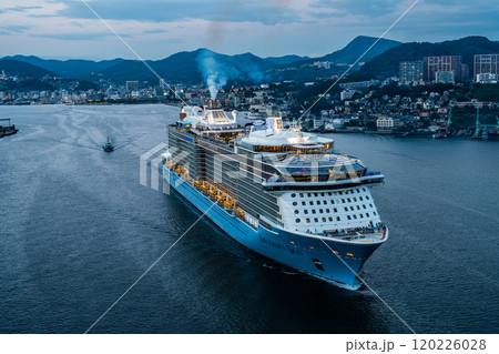 長崎港客船出港(Spectrum of the Seas)女神大橋からの夕景【長崎市】 長崎港客船出港(Spectrum of the Seas)女神大橋からの夕景【長崎市】 120226028