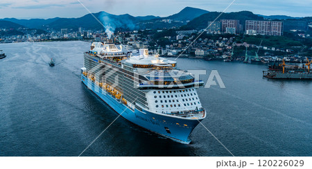 長崎港客船出港（Spectrum of the Seas）女神大橋からの夕景　パノラマ【長崎市】 120226029