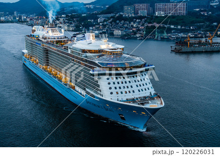 長崎港客船出港(Spectrum of the Seas)女神大橋からの夕景【長崎市】 長崎港客船出港(Spectrum of the Seas)女神大橋からの夕景【長崎市】 120226031