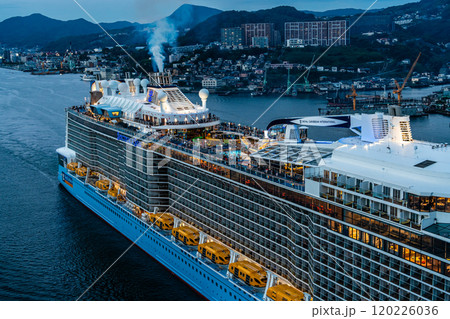 長崎港客船出港（Spectrum of the Seas）女神大橋からの夕景【長崎市】 120226036