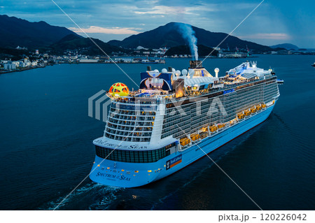 長崎港客船出港(Spectrum of the Seas)女神大橋からの夕景【長崎市】 長崎港客船出港(Spectrum of the Seas)女神大橋からの夕景【長崎市】 120226042