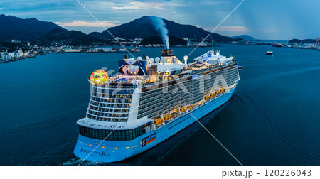 長崎港客船出港（Spectrum of the Seas）女神大橋からの夕景　パノラマ【長崎市】 120226043