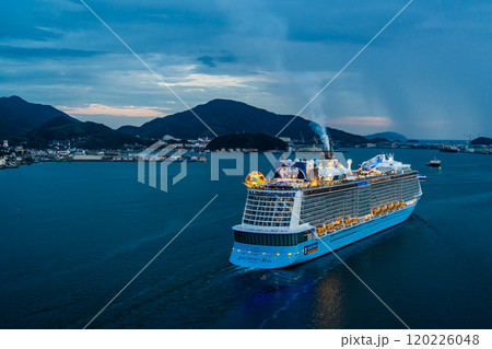 長崎港客船出港（Spectrum of the Seas）女神大橋からの夕景【長崎市】 120226048