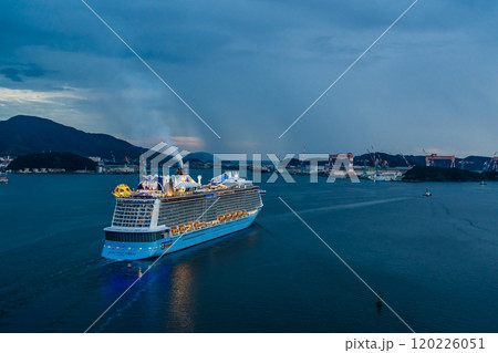 長崎港客船出港（Spectrum of the Seas）女神大橋からの夕景【長崎市】 120226051