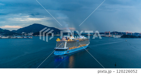長崎港客船出港(Spectrum of the Seas)女神大橋からの夕景 パノラマ【長崎市】 長崎港客船出港(Spectrum of the Seas)女神大橋からの夕景 パノラマ【長崎市】 120226052