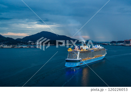 長崎港客船出港(Spectrum of the Seas)女神大橋からの夕景【長崎市】 長崎港客船出港(Spectrum of the Seas)女神大橋からの夕景【長崎市】 120226053