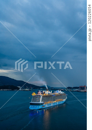 長崎港客船出港(Spectrum of the Seas)女神大橋からの夕景【長崎市】 長崎港客船出港(Spectrum of the Seas)女神大橋からの夕景【長崎市】 120226054