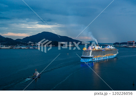 長崎港客船出港(Spectrum of the Seas)女神大橋からの夕景【長崎市】 長崎港客船出港(Spectrum of the Seas)女神大橋からの夕景【長崎市】 120226056