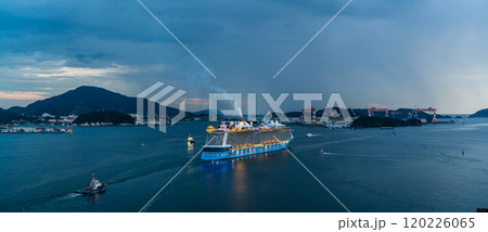 長崎港客船出港(Spectrum of the Seas)女神大橋からの夕景 パノラマ【長崎市】 長崎港客船出港(Spectrum of the Seas)女神大橋からの夕景 パノラマ【長崎市】 120226065