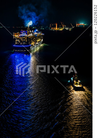 長崎港客船出港（Spectrum of the Seas）女神大橋から夜景ライトアップ【長崎市】 120226152