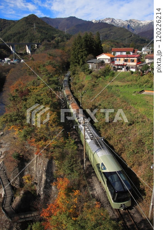 冠雪した谷川岳と紅葉が美しい秋晴れの上越線走り去るE001系「四季島」_2024/11/10撮影 冠雪した谷川岳と紅葉が美しい秋晴れの上越線走り去るE001系「四季島」_2024/11/10撮影 120226214