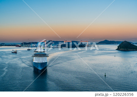 長崎港客船入港(Spectrum of the Seas)女神大橋から【長崎市】 長崎港客船入港(Spectrum of the Seas)女神大橋から【長崎市】 120226356
