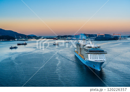 長崎港客船入港(Spectrum of the Seas)女神大橋から【長崎市】 長崎港客船入港(Spectrum of the Seas)女神大橋から【長崎市】 120226357