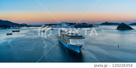 長崎港客船入港(Spectrum of the Seas)女神大橋から パノラマ【長崎市】 長崎港客船入港(Spectrum of the Seas)女神大橋から パノラマ【長崎市】 120226358