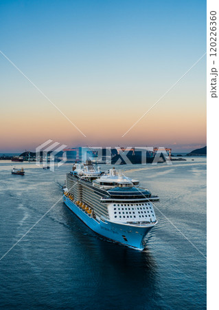長崎港客船入港(Spectrum of the Seas)女神大橋から【長崎市】 長崎港客船入港(Spectrum of the Seas)女神大橋から【長崎市】 120226360