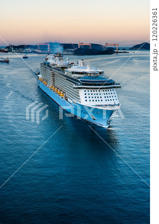 長崎港客船入港(Spectrum of the Seas)女神大橋から【長崎市】 長崎港客船入港(Spectrum of the Seas)女神大橋から【長崎市】 120226361