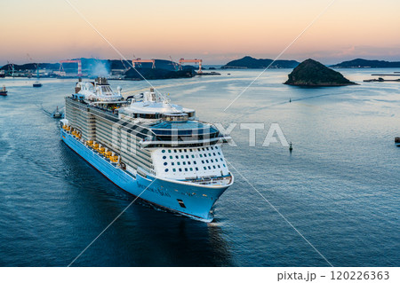 長崎港客船入港（Spectrum of the Seas）女神大橋から【長崎市】 120226363