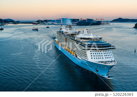 長崎港客船入港(Spectrum of the Seas)女神大橋から【長崎市】 長崎港客船入港(Spectrum of the Seas)女神大橋から【長崎市】 120226365