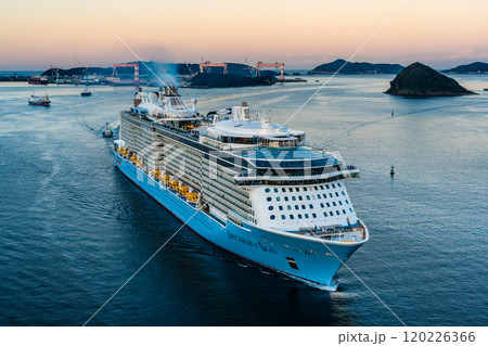 長崎港客船入港（Spectrum of the Seas）女神大橋から【長崎市】 120226366