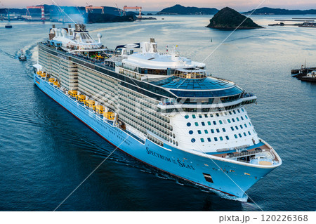長崎港客船入港(Spectrum of the Seas)女神大橋から【長崎市】 長崎港客船入港(Spectrum of the Seas)女神大橋から【長崎市】 120226368