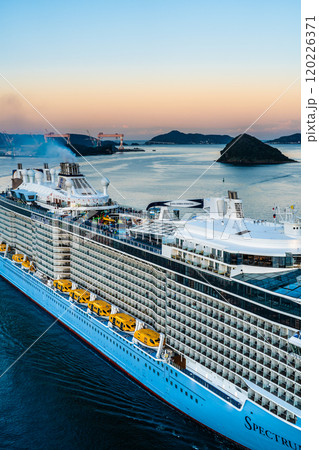 長崎港客船入港（Spectrum of the Seas）女神大橋から【長崎市】 120226371