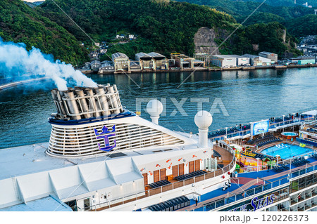 長崎港客船入港（Spectrum of the Seas）女神大橋から【長崎市】 120226373
