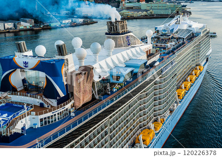 長崎港客船入港(Spectrum of the Seas)女神大橋から【長崎市】 長崎港客船入港(Spectrum of the Seas)女神大橋から【長崎市】 120226378