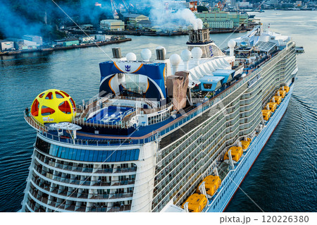 長崎港客船入港(Spectrum of the Seas)女神大橋から【長崎市】 長崎港客船入港(Spectrum of the Seas)女神大橋から【長崎市】 120226380
