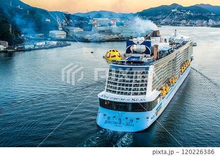 長崎港客船入港(Spectrum of the Seas)女神大橋から【長崎市】 長崎港客船入港(Spectrum of the Seas)女神大橋から【長崎市】 120226386