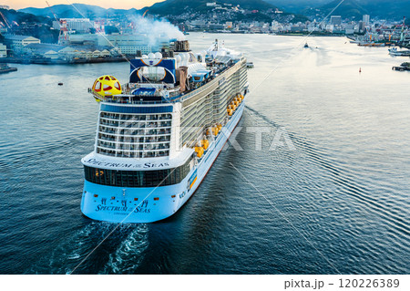 長崎港客船入港(Spectrum of the Seas)女神大橋から【長崎市】 長崎港客船入港(Spectrum of the Seas)女神大橋から【長崎市】 120226389