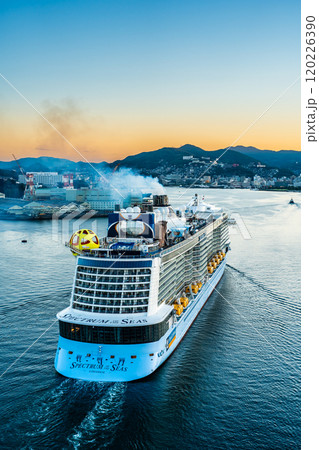 長崎港客船入港(Spectrum of the Seas)女神大橋から【長崎市】 長崎港客船入港(Spectrum of the Seas)女神大橋から【長崎市】 120226390