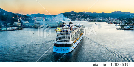 長崎港客船入港（Spectrum of the Seas）女神大橋から　パノラマ【長崎市】 120226395