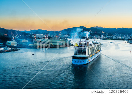 長崎港客船入港(Spectrum of the Seas)女神大橋から【長崎市】 長崎港客船入港(Spectrum of the Seas)女神大橋から【長崎市】 120226403