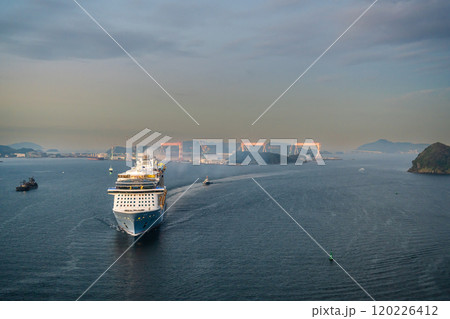 長崎港客船入港（Spectrum of the Seas）女神大橋から【長崎市】 120226412