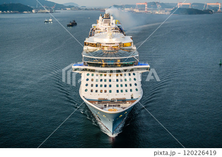 長崎港客船入港(Spectrum of the Seas)女神大橋から【長崎市】 長崎港客船入港(Spectrum of the Seas)女神大橋から【長崎市】 120226419
