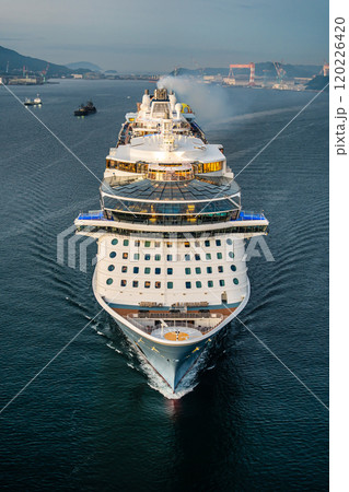 長崎港客船入港(Spectrum of the Seas)女神大橋から【長崎市】 長崎港客船入港(Spectrum of the Seas)女神大橋から【長崎市】 120226420