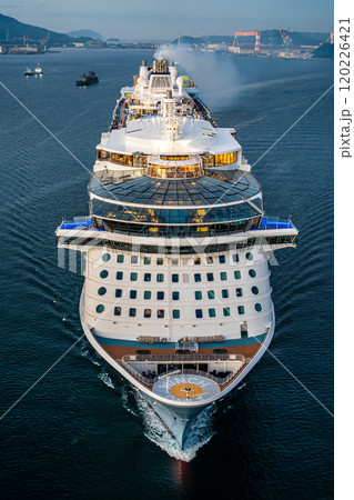 長崎港客船入港（Spectrum of the Seas）女神大橋から【長崎市】 120226421