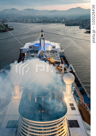 長崎港客船入港（Spectrum of the Seas）女神大橋から【長崎市】 120226436