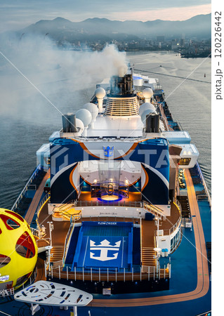 長崎港客船入港（Spectrum of the Seas）女神大橋から【長崎市】 120226442