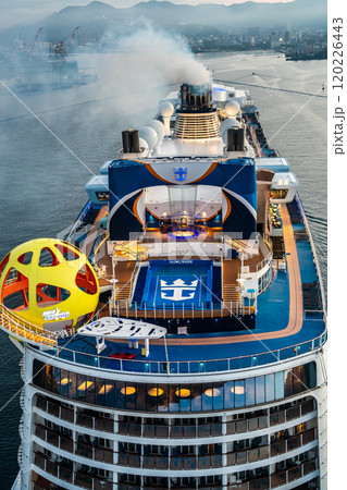 長崎港客船入港（Spectrum of the Seas）女神大橋から【長崎市】 120226443