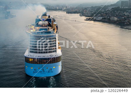 長崎港客船入港（Spectrum of the Seas）女神大橋から【長崎市】 120226449
