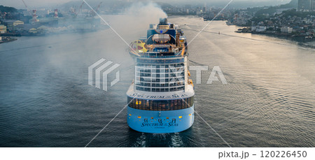 長崎港客船入港（Spectrum of the Seas）女神大橋から　パノラマ【長崎市】 120226450
