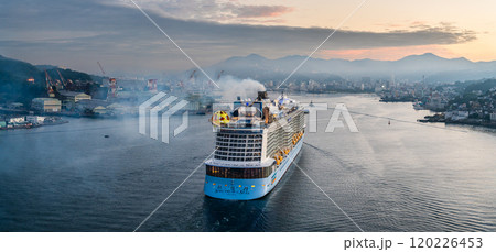 長崎港客船入港（Spectrum of the Seas）女神大橋から　パノラマ【長崎市】 120226453