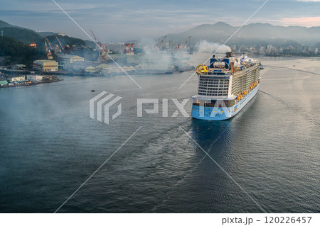 長崎港客船入港（Spectrum of the Seas）女神大橋から【長崎市】 120226457