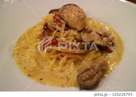 大きなマッシュルームがのったカルボナーラ 120226705