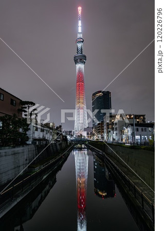 橋から見たスカイツリー 120226796