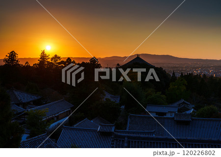 奈良東大寺二月堂舞台からの夕景 生駒山麓に沈む夕日とシルエットになった東大寺境内 奈良東大寺二月堂舞台からの夕景 生駒山麓に沈む夕日とシルエットになった東大寺境内 120226802